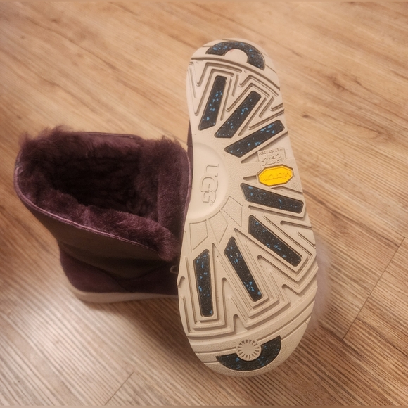 Size 9 8 UGG ISLEY. WATERPROOF. PORT LEATHE. WOMEN'S. Fur Boots - Picture 6 of 11